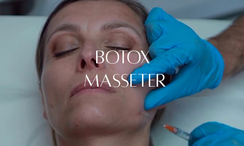 Femme recevant une injection esthétique au niveau du masseter pour affiner l'ovale du visage par un professionnel portant des gants bleus