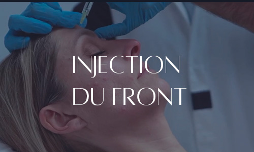 Femme recevant une injection esthétique au niveau du front par un professionnel portant des gants bleus, illustrant un traitement pour lisser les rides ou corriger le volume du front.